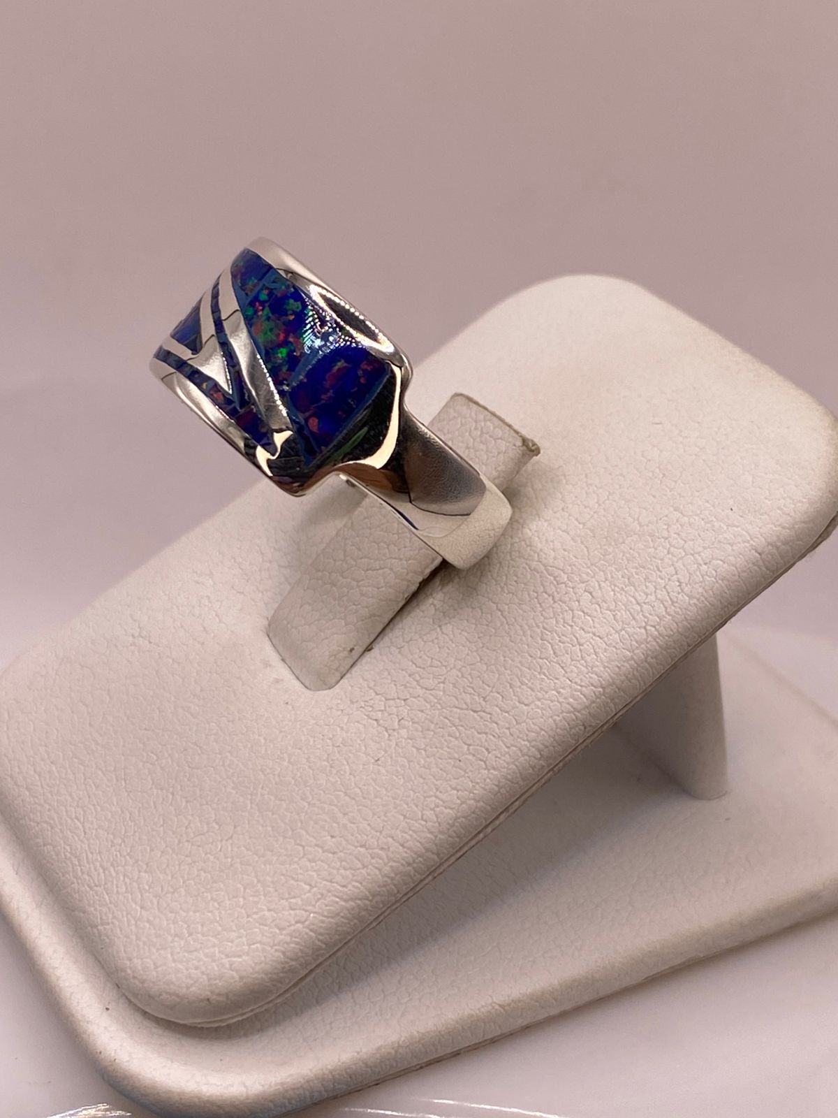 ANILLO GRECA CONTEMPORÁNEO DE PLATA LEY 950 CON ÓPALO DE FUEGO