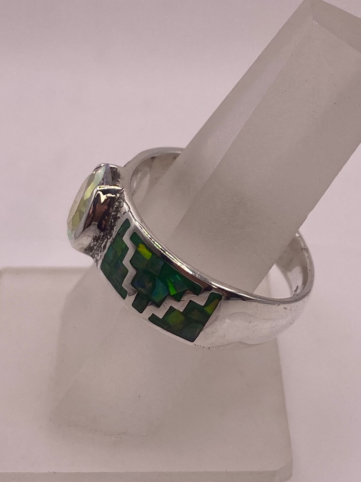 ANILLO GRECA ESCALONADA ÓPALO VERDE & ZIRCONIA CRISTAL ARCOÍRIS  PLATA 950