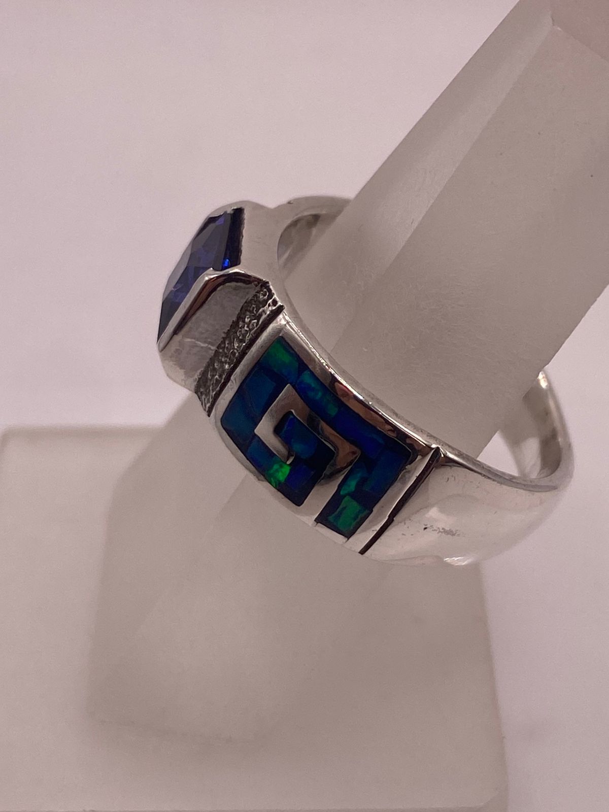 ANILLO GRECA ÓPALO DE FUEGO AZUL-VERDE & ZIRCONIA TANZANITA PLATA 950
