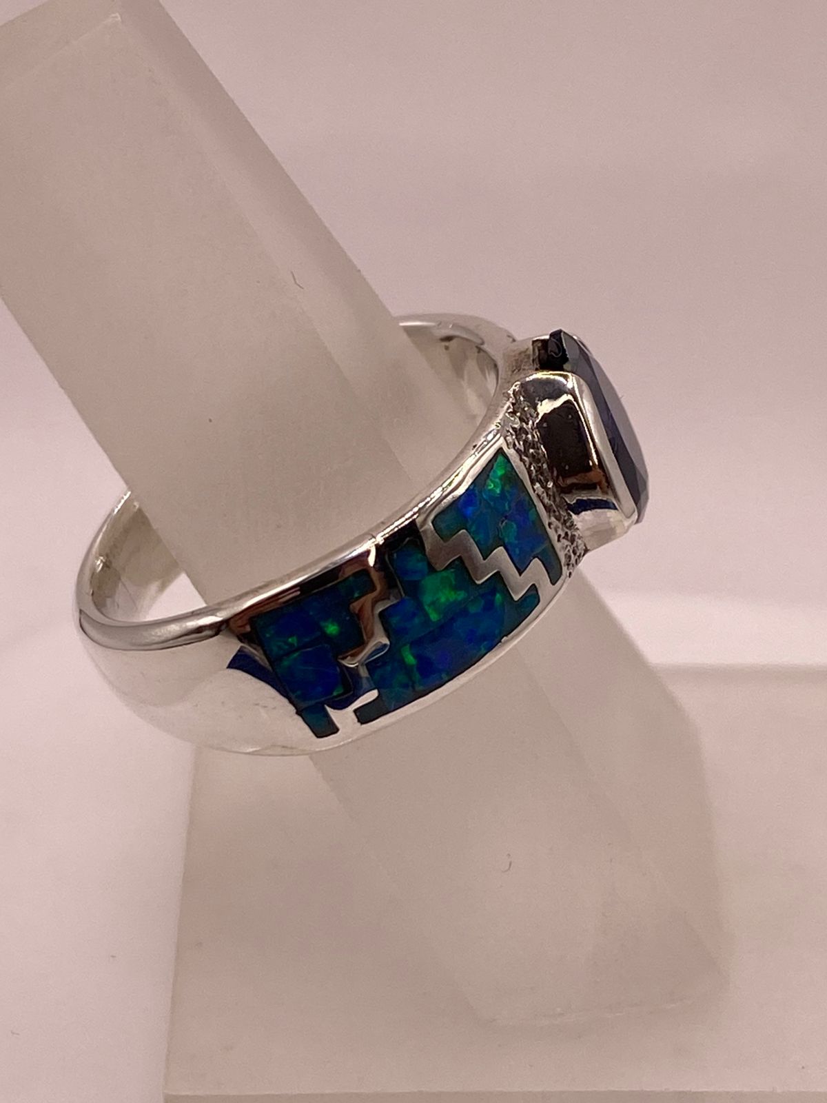 ANILLO GRECA CON ÓPALO DE FUEGO Y ZIRCONIA EN PLATA LEY .950