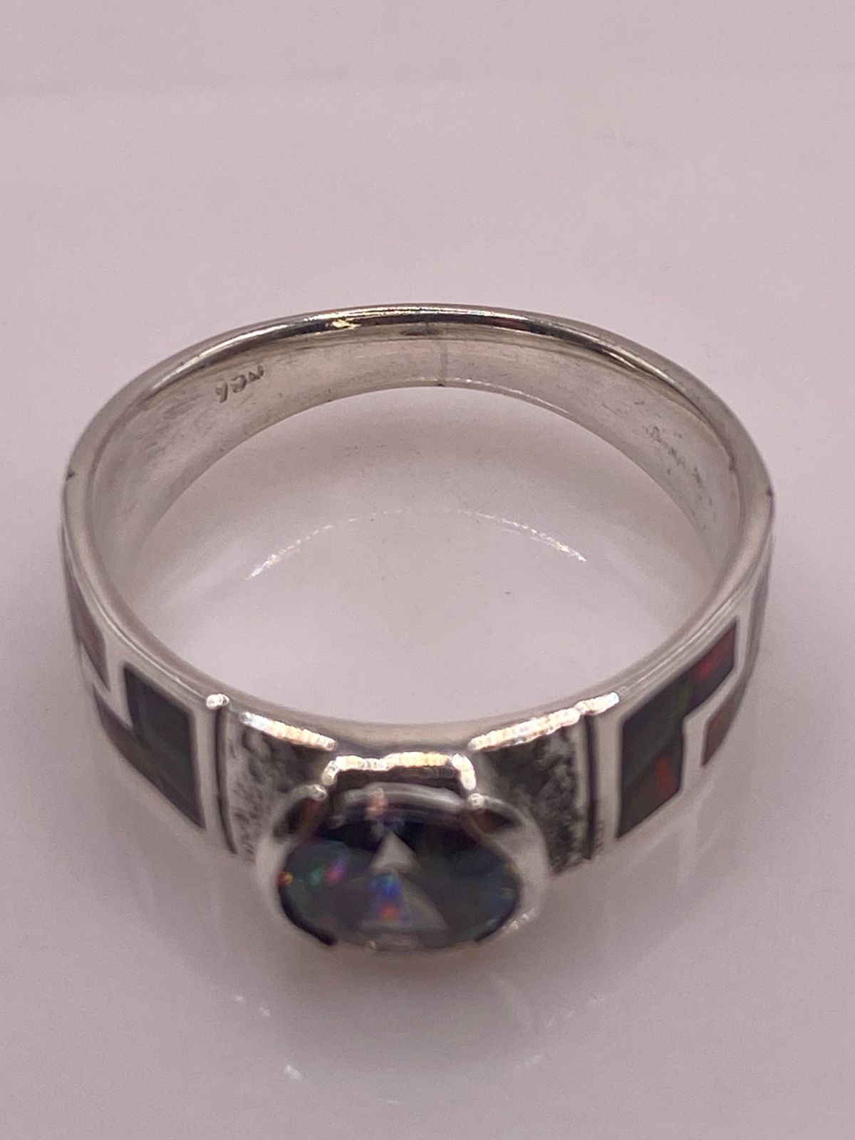 ANILLO GRECA ÓPALO ROJO-BORGOÑA & ZIRCONIA MÍSTICA ARCOÍRIS  PLATA 950