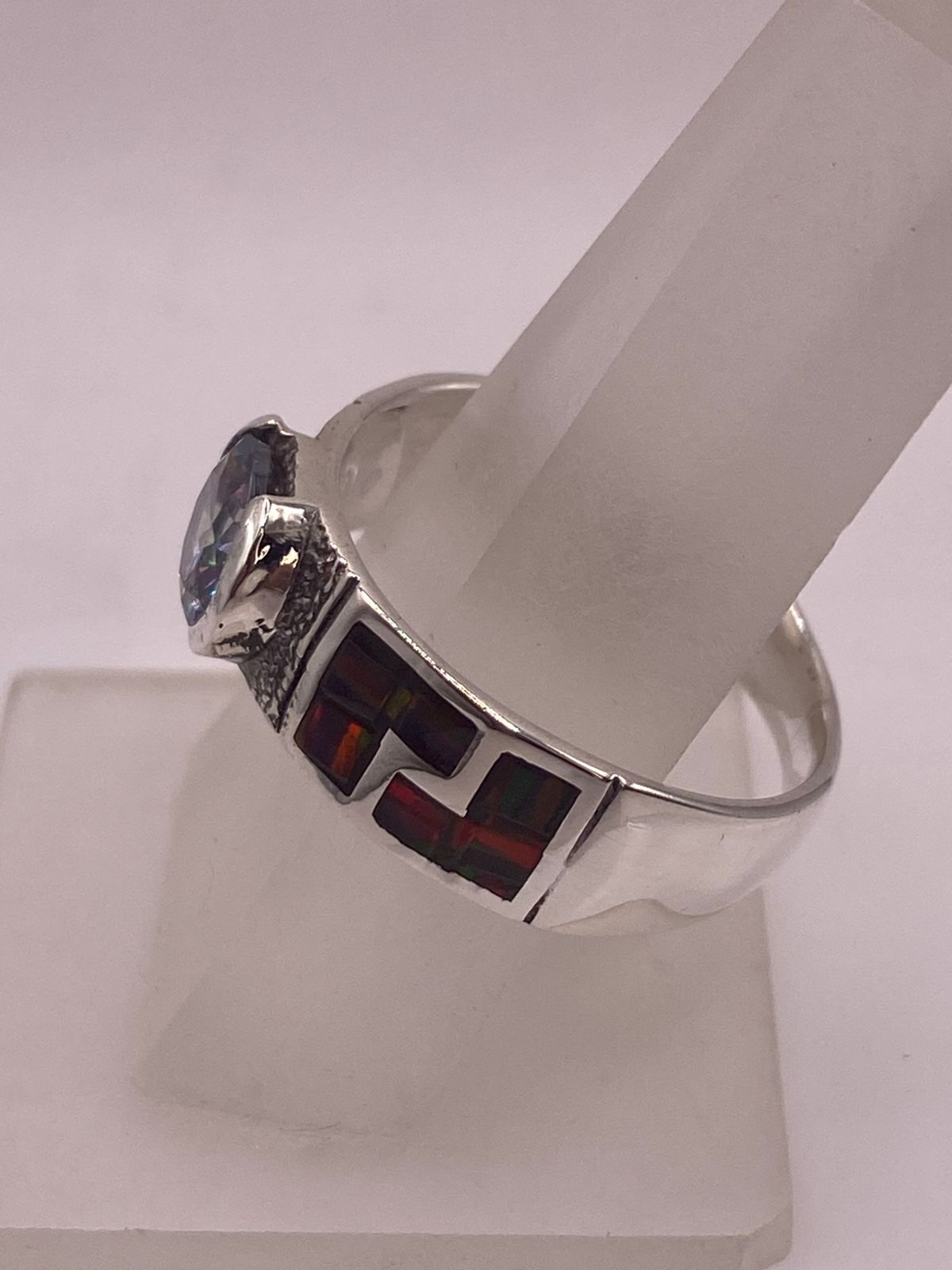 ANILLO GRECA ÓPALO ROJO-BORGOÑA & ZIRCONIA MÍSTICA ARCOÍRIS  PLATA 950