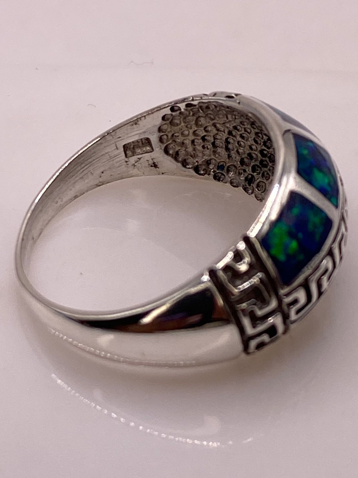 ANILLO GRECA DE PLATA LEY 950 CON ÓPALO DE FUEGO AZUL MARINO