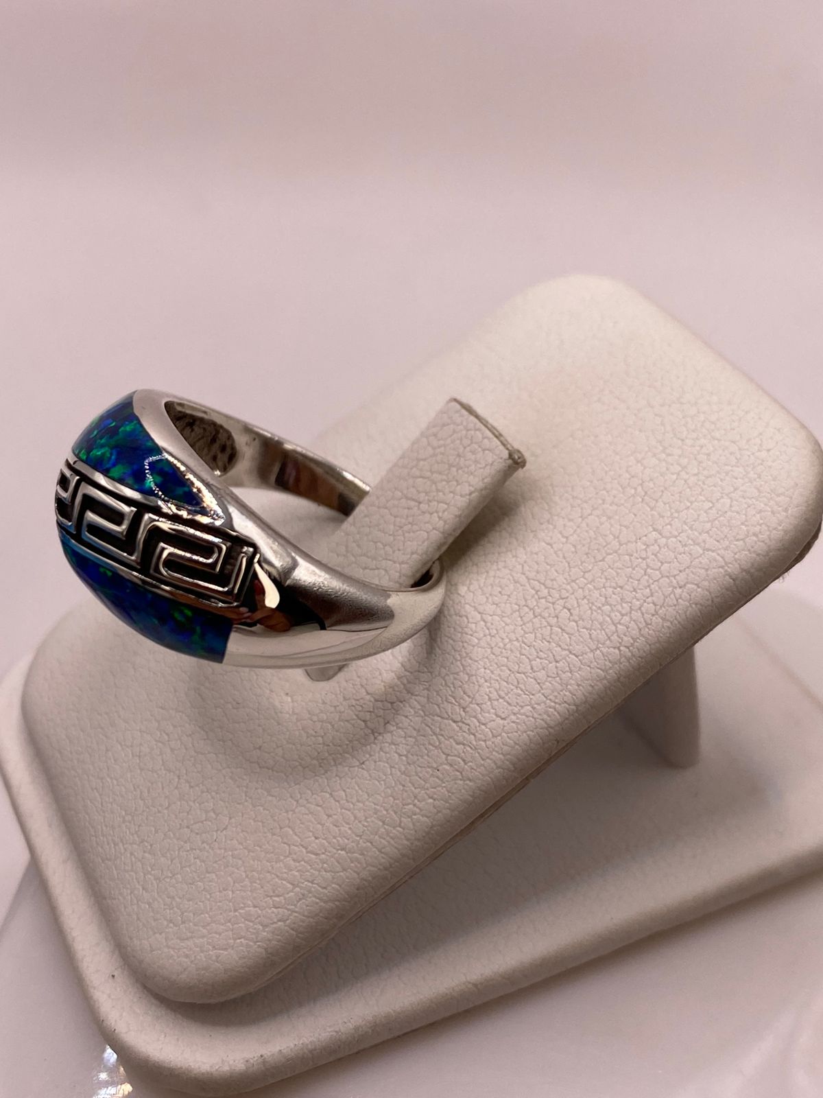 ANILLO GRECA DE PLATA LEY 950 CON ÓPALO DE FUEGO AZUL MARINO