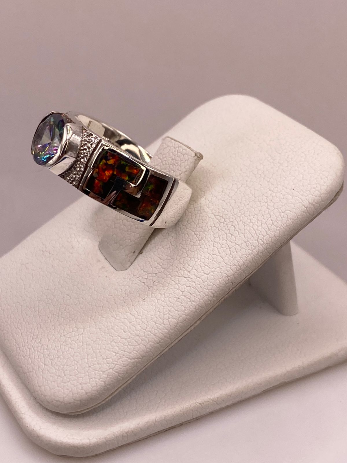 ANILLO GRECA DE PLATA LEY 950 CON ÓPALO DE FUEGO Y ZIRCONIA