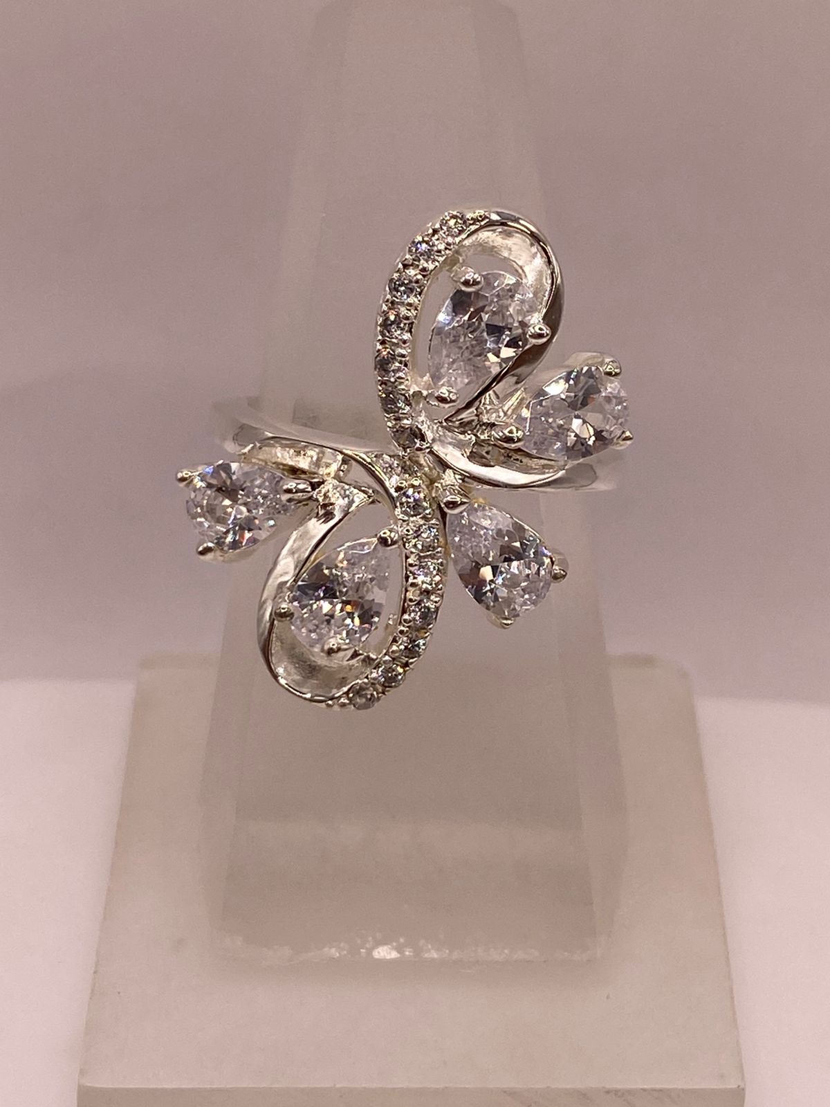 Anillo Infinito de Plata Ley 925 con Zirconias Blancas