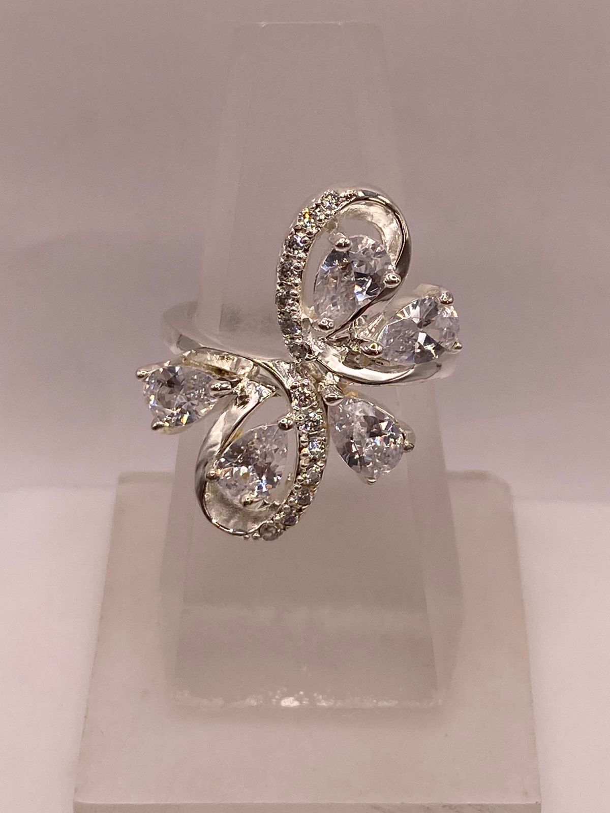 Anillo Infinito de Plata Ley 925 con Zirconias Blancas