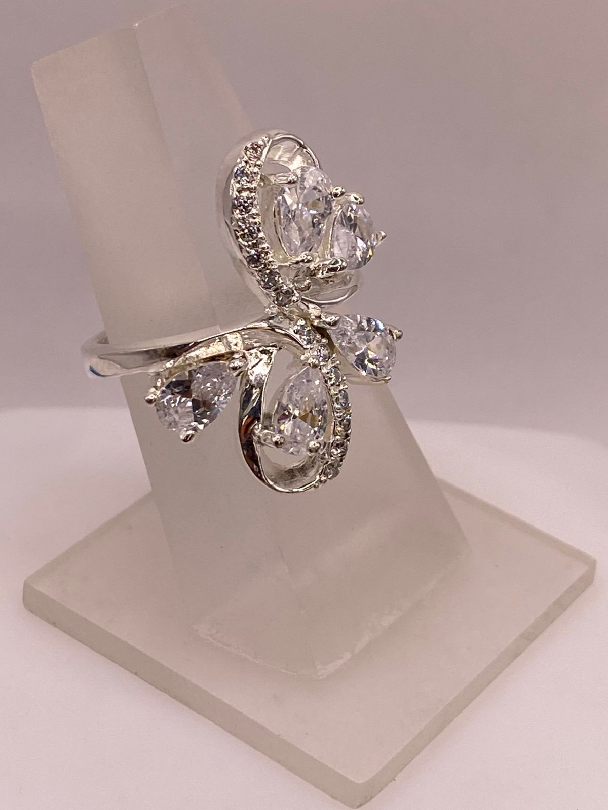 Anillo Infinito de Plata Ley 925 con Zirconias Blancas