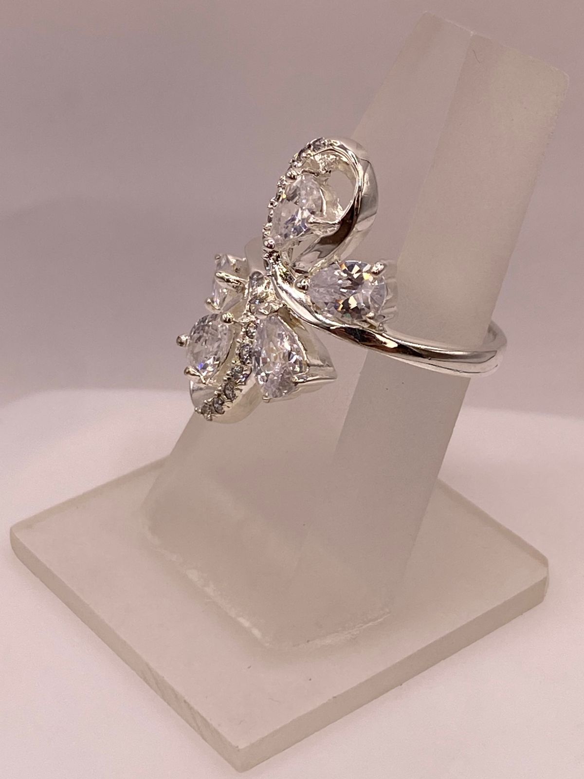 Anillo Infinito de Plata Ley 925 con Zirconias Blancas