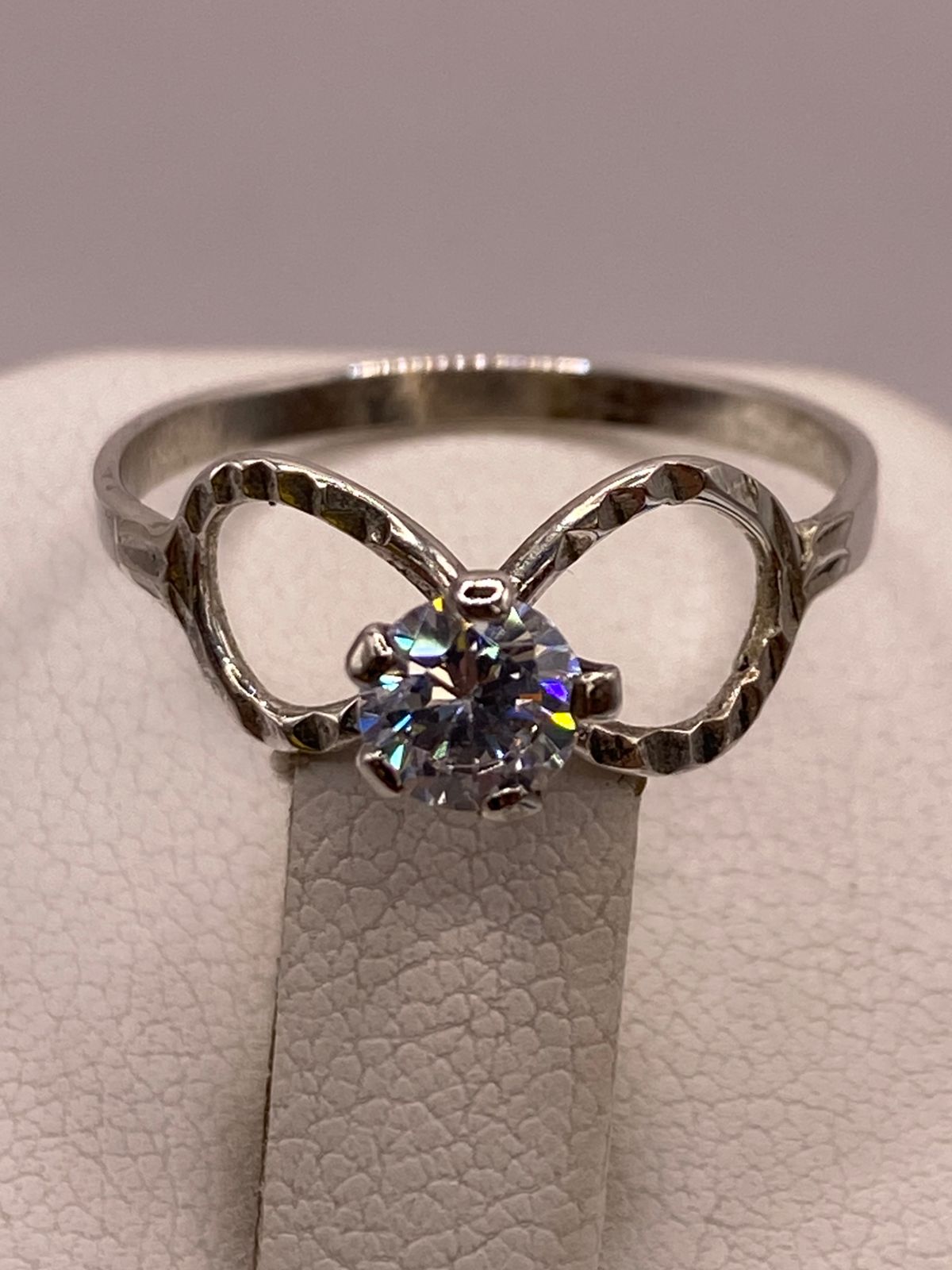 ANILLO INFINITO CON ZIRCONIA BRILLANTE EN PLATA LEY 925