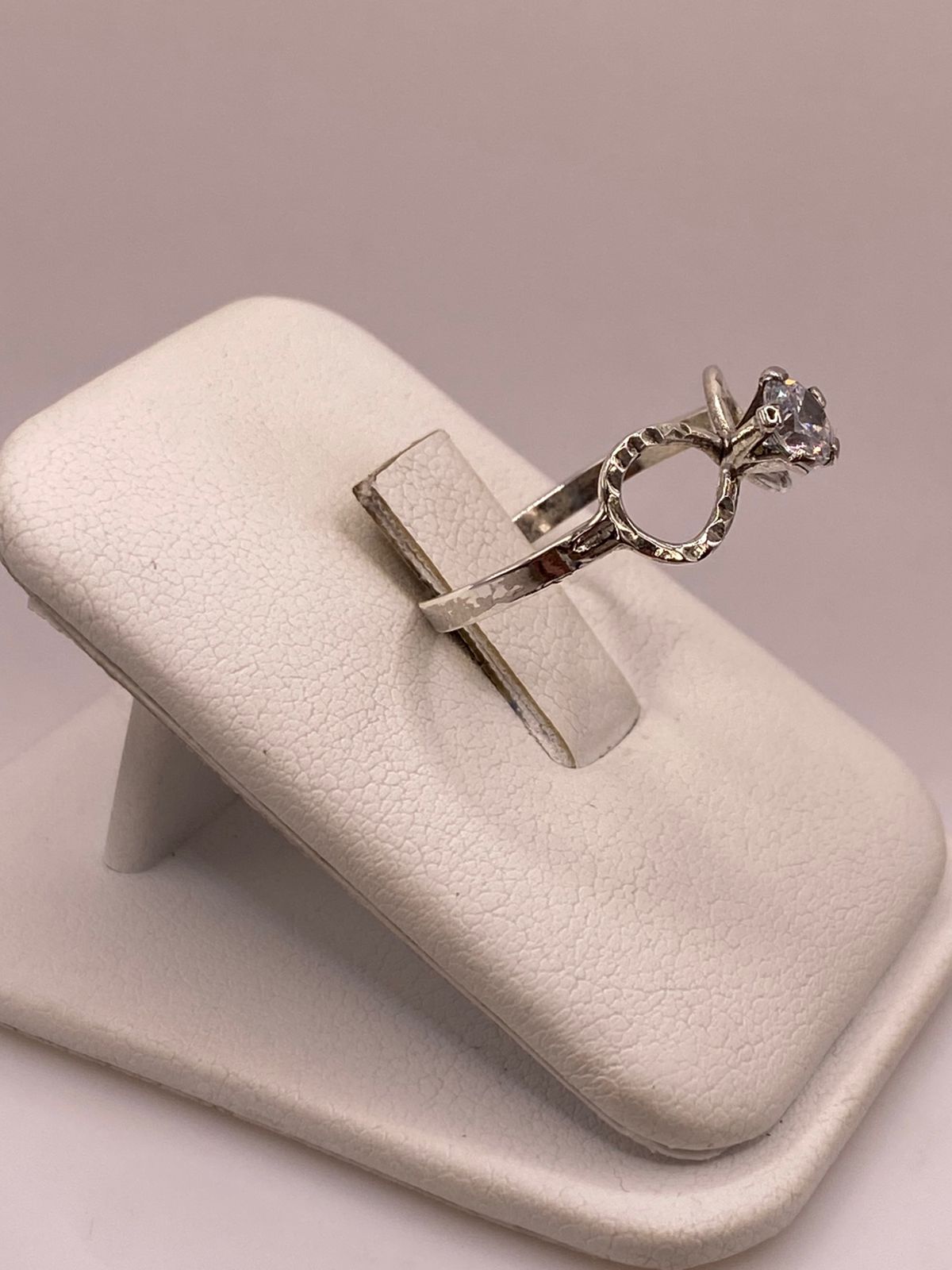 ANILLO INFINITO CON ZIRCONIA BRILLANTE EN PLATA LEY 925