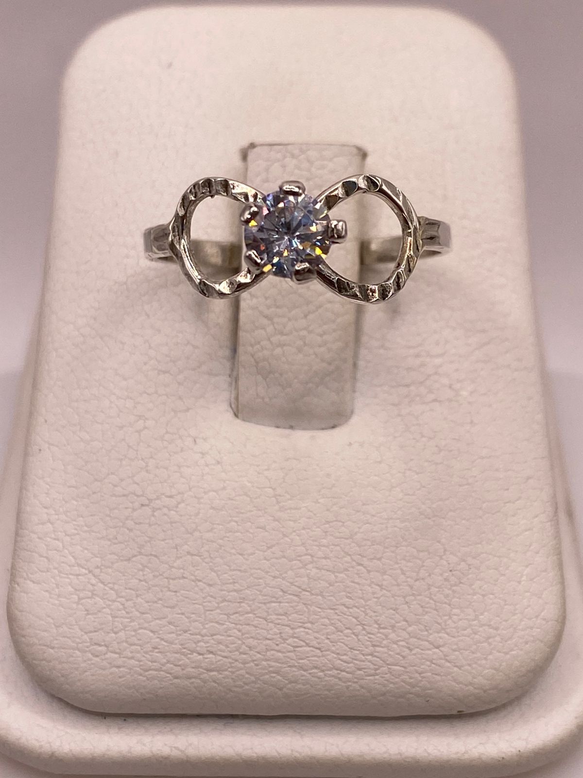ANILLO INFINITO CON ZIRCONIA BRILLANTE EN PLATA LEY 926