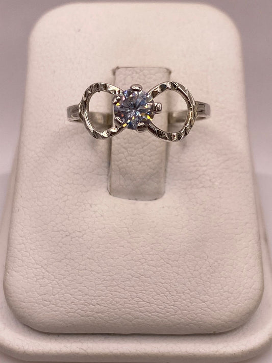 Anillo Infinito con Zirconia Brillante en Plata Ley 926 — ángulo diagonal