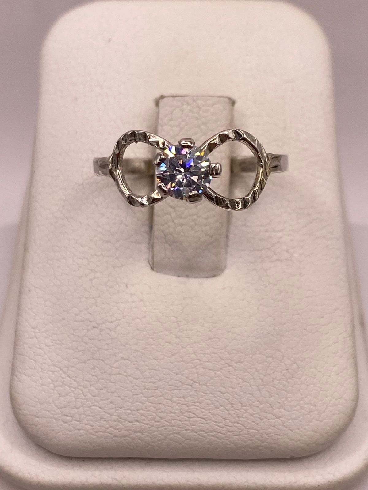 ANILLO INFINITO CON ZIRCONIA BRILLANTE EN PLATA LEY 926