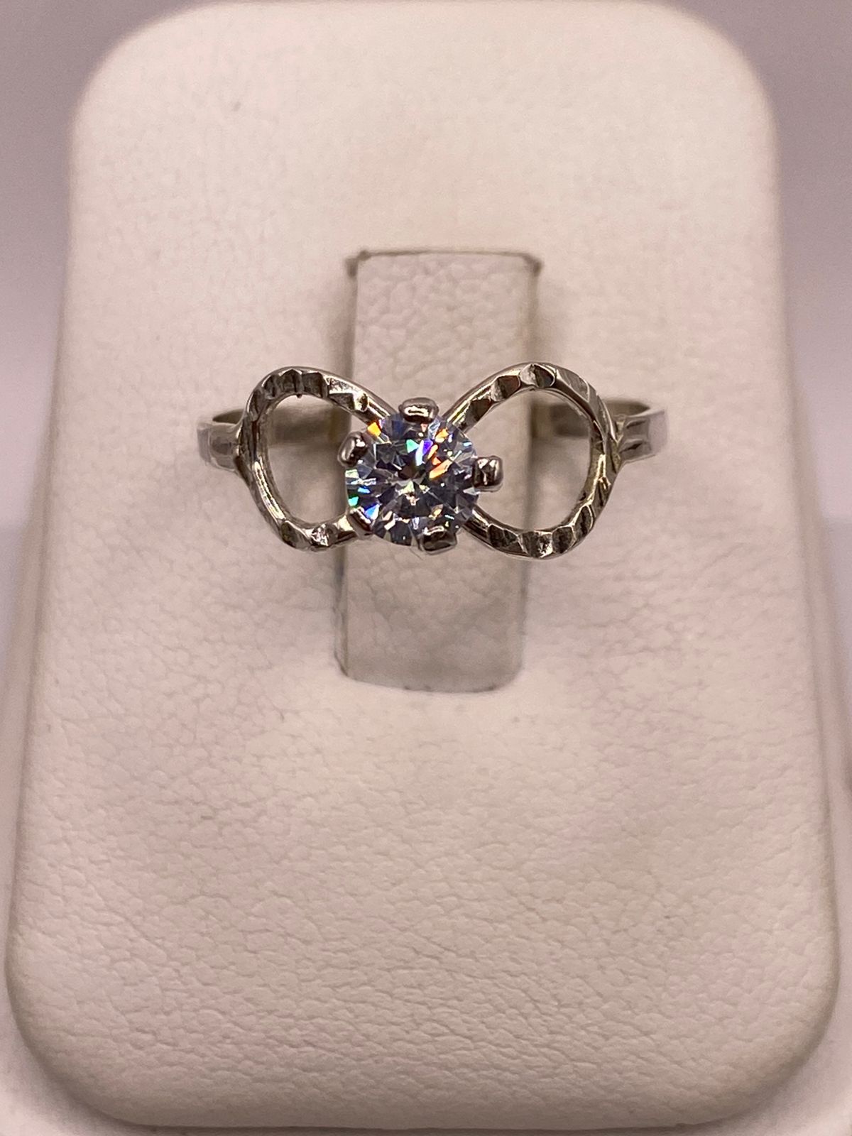 ANILLO INFINITO CON ZIRCONIA BRILLANTE EN PLATA LEY 926