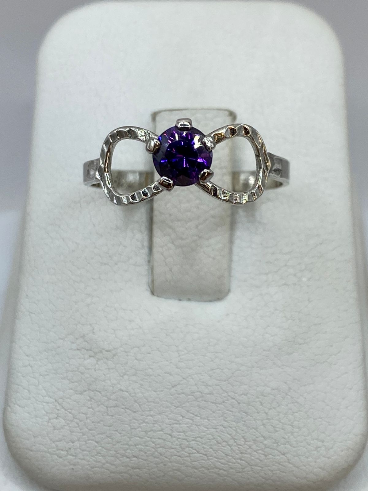 Anillo Infinito con Zirconia Morada en Plata 925