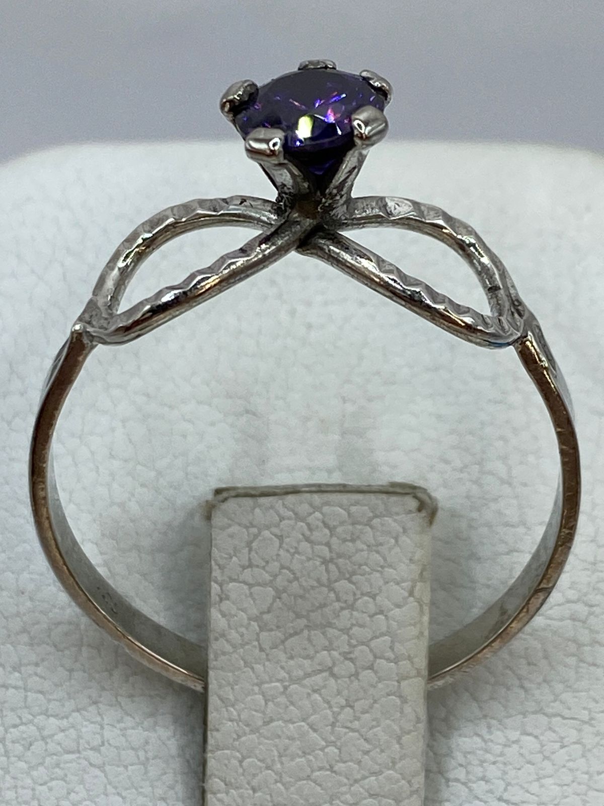 Anillo Infinito con Zirconia Morada en Plata 925