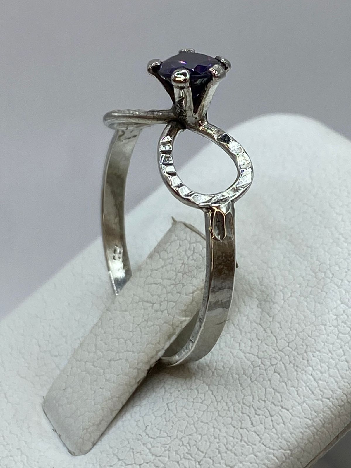 Anillo Infinito con Zirconia Morada en Plata 925