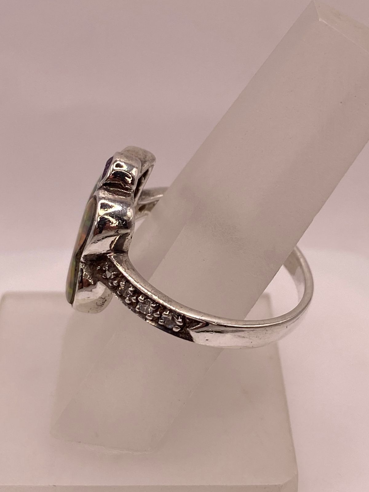 ANILLO MARIPOSA DE PLATA LEY 925 CON ÓPALO DE FUEGO, ZIRCONIAS Y DETALLE VIOLETA