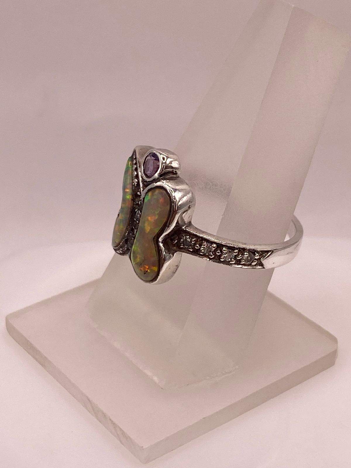ANILLO MARIPOSA DE PLATA LEY 925 CON ÓPALO DE FUEGO, ZIRCONIAS Y DETALLE VIOLETA