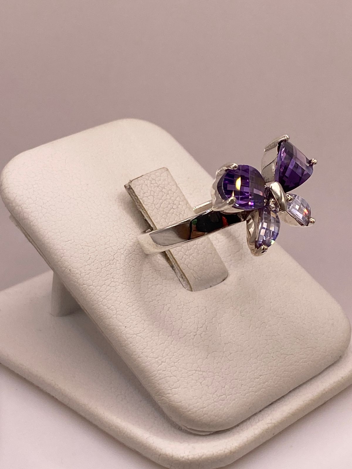 Anillo Mariposa con Zirconias Moradas en Plata Ley 925