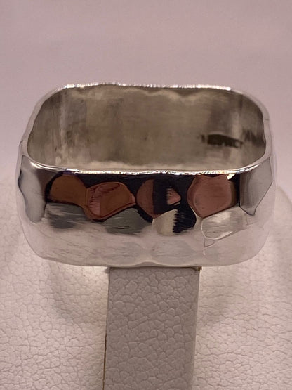 Anillo Martillado de Plata Ley 925 Diseño Minimalista, vista de detalle