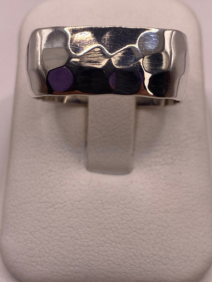 Anillo Martillado de Plata Ley 925 Diseño Minimalista, vista lateral
