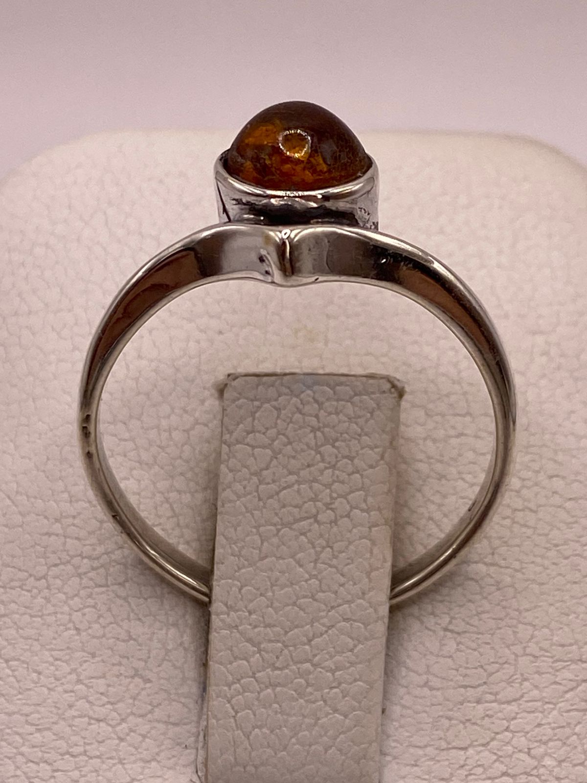 Anillo Minimalista con Ámbar Natural en Plata Ley 925