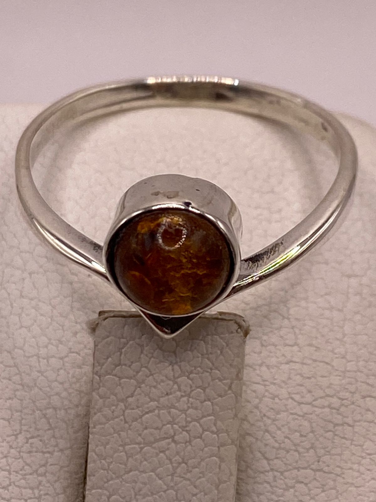 Anillo Minimalista con Ámbar Natural en Plata Ley 925