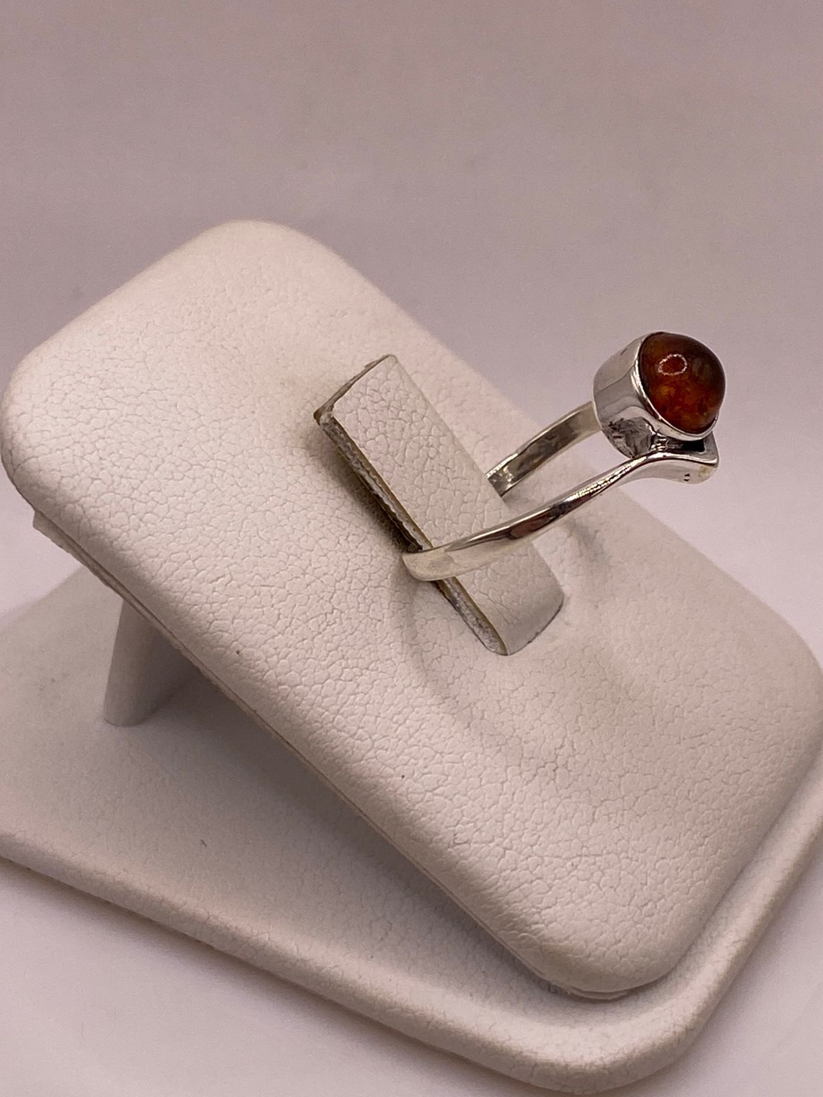 Anillo Minimalista con Ámbar Natural en Plata Ley 925