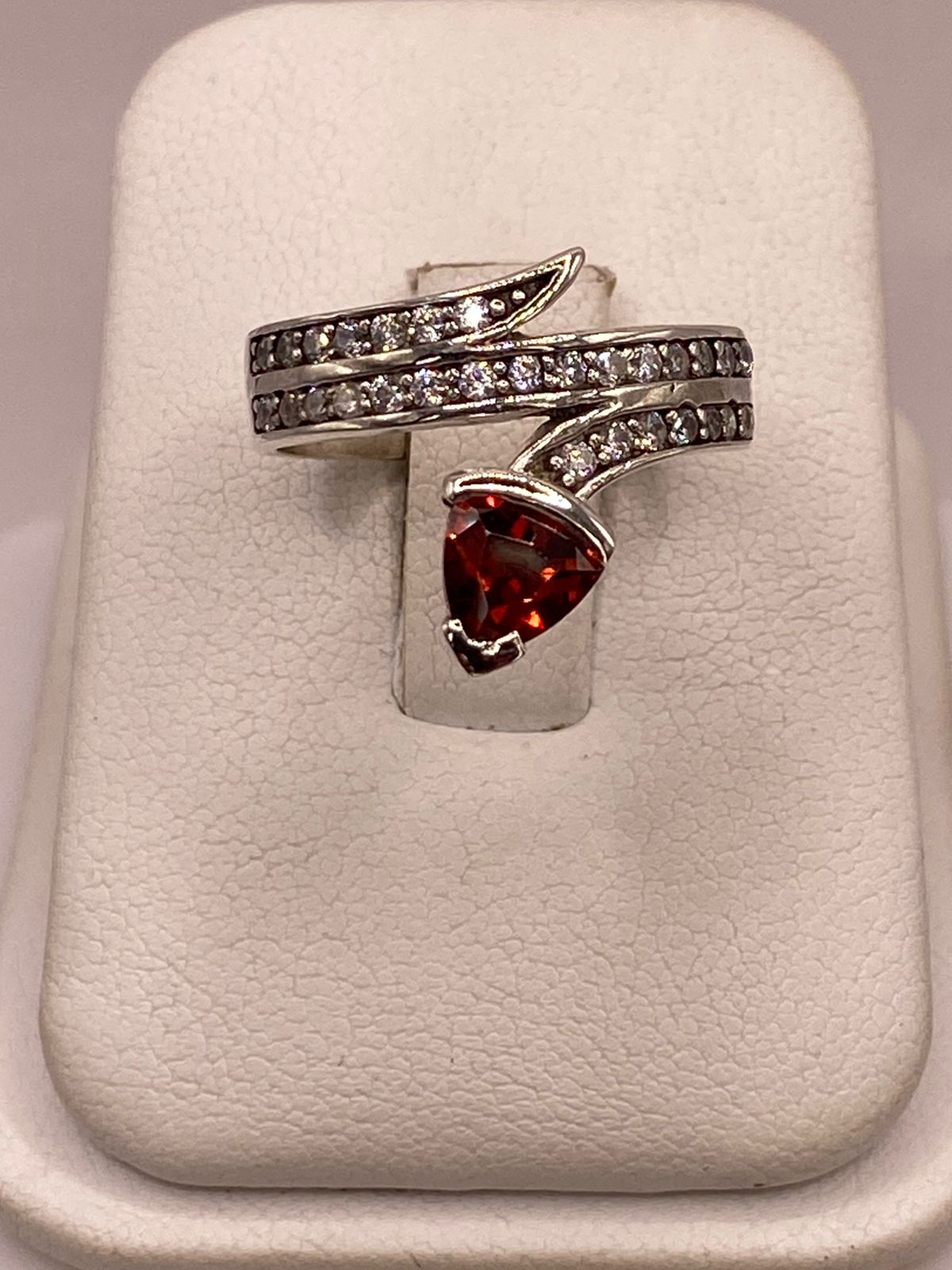 Anillo Moderno Cruzado con Zirconia Naranja y Detalles Brillantes en Plata Ley 925
