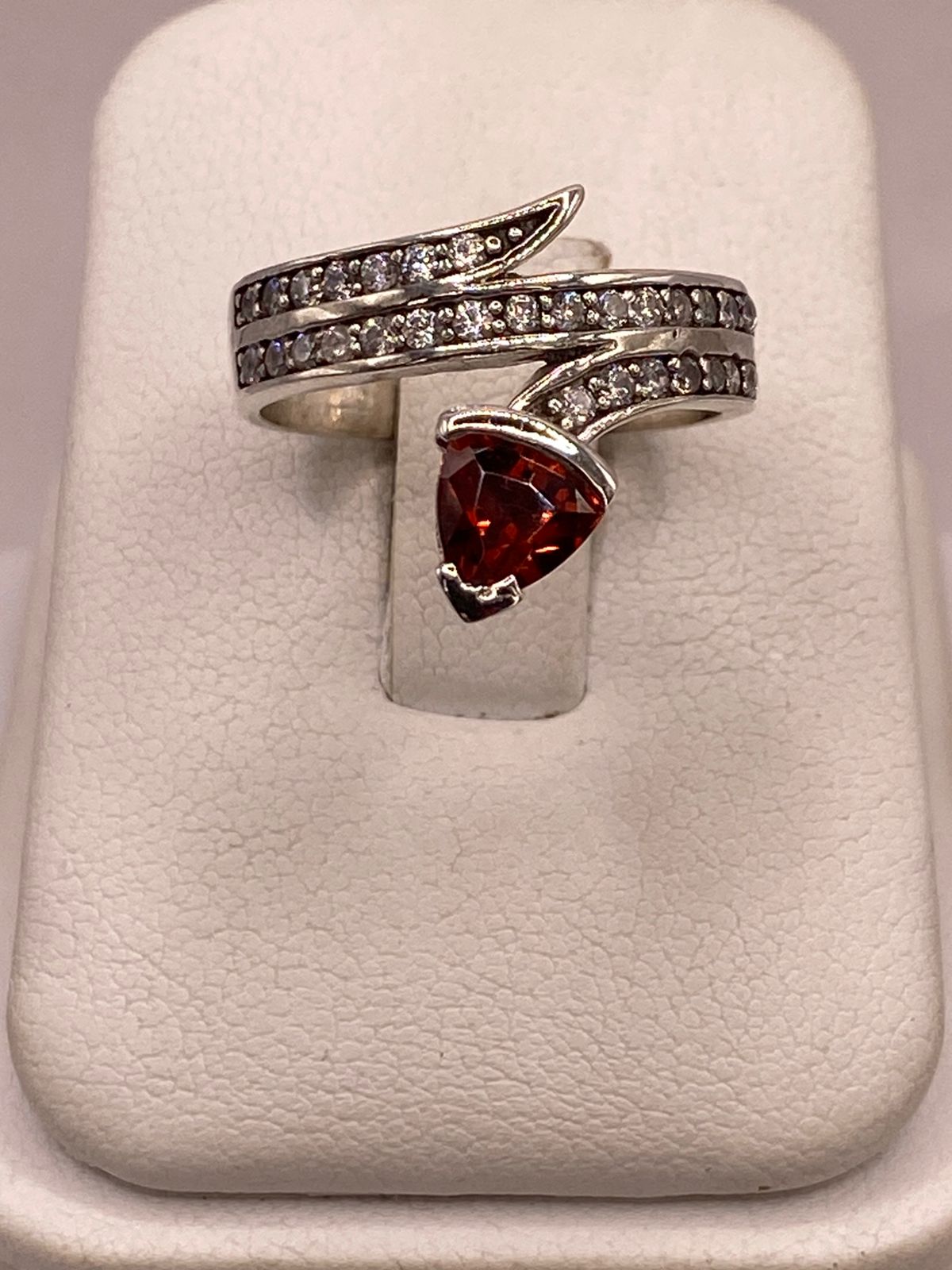Anillo Moderno Cruzado con Zirconia Naranja y Detalles Brillantes en Plata Ley 925