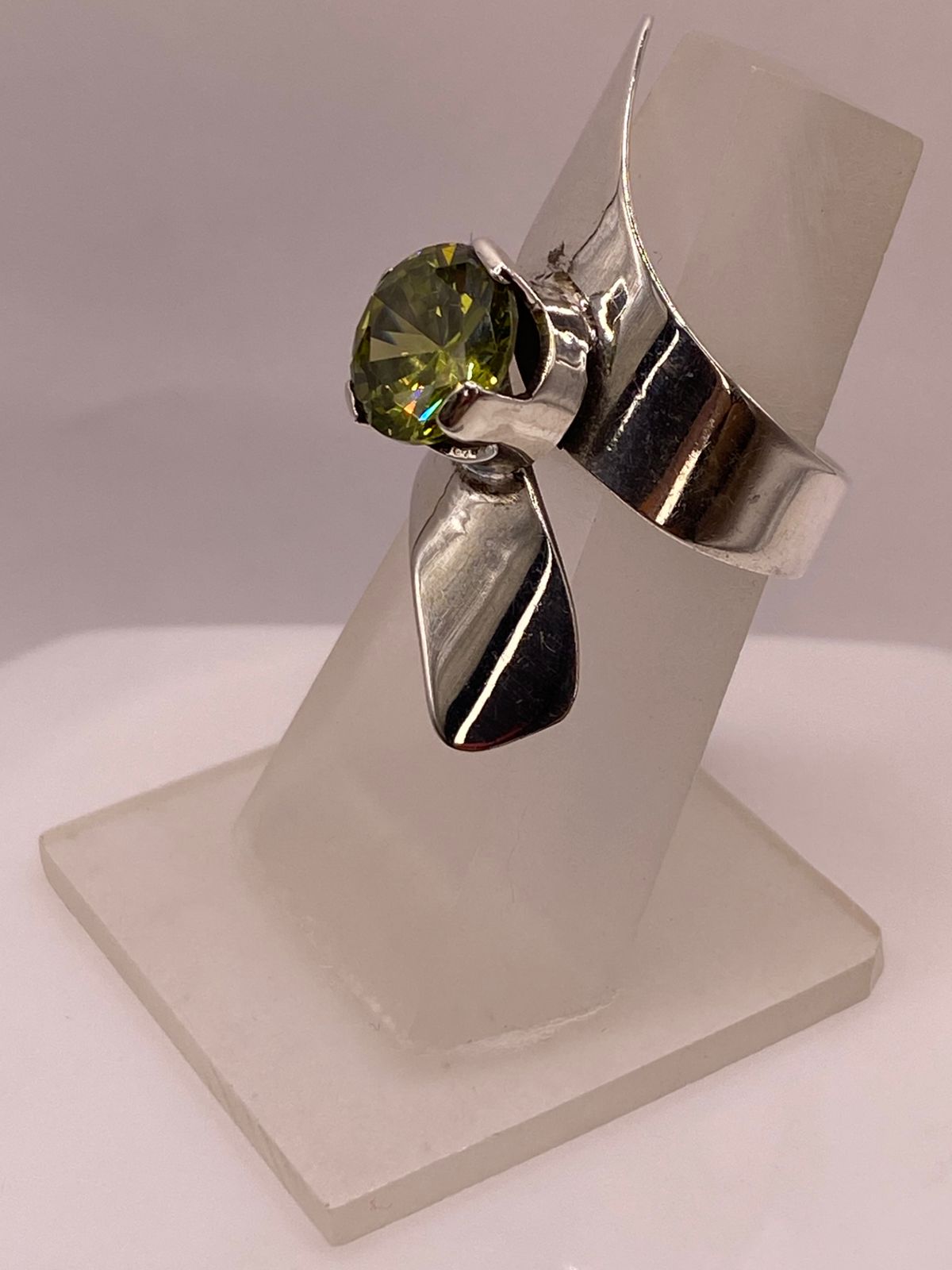 Anillo Moderno Escultural con Zirconia Verde en Plata Ley 925