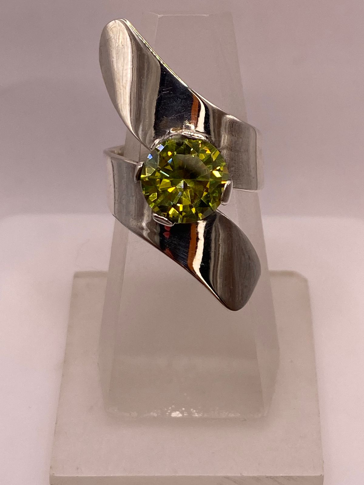 Anillo Moderno Escultural con Zirconia Verde en Plata Ley 925