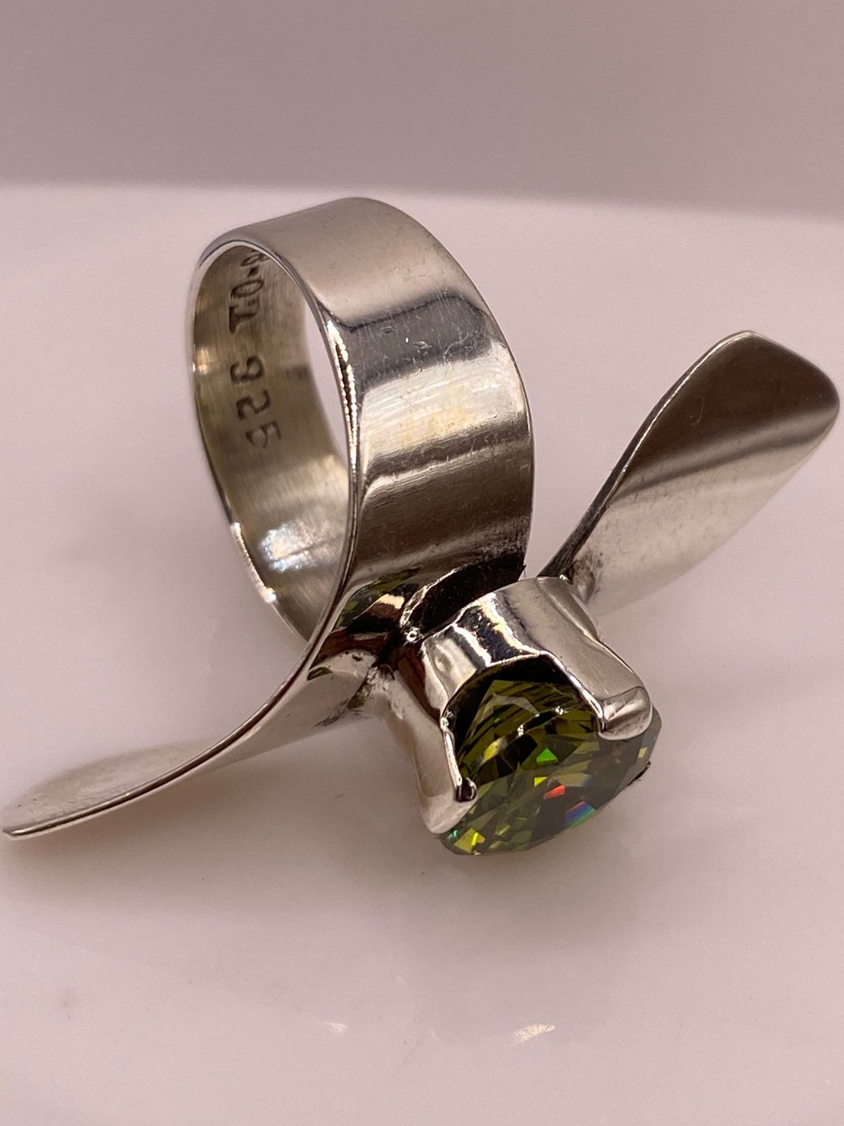 Anillo Moderno Escultural con Zirconia Verde en Plata Ley 925