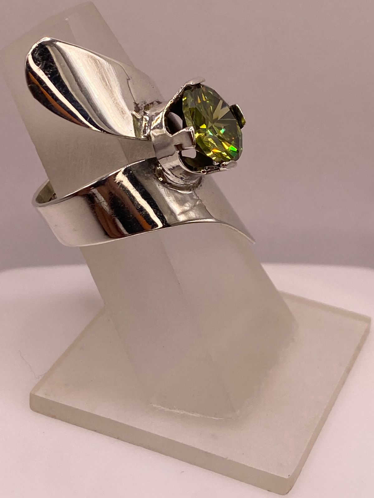 Anillo Moderno Escultural con Zirconia Verde en Plata Ley 925
