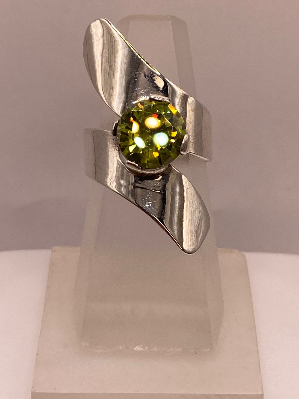 Anillo Moderno Escultural con Zirconia Verde en Plata Ley 925