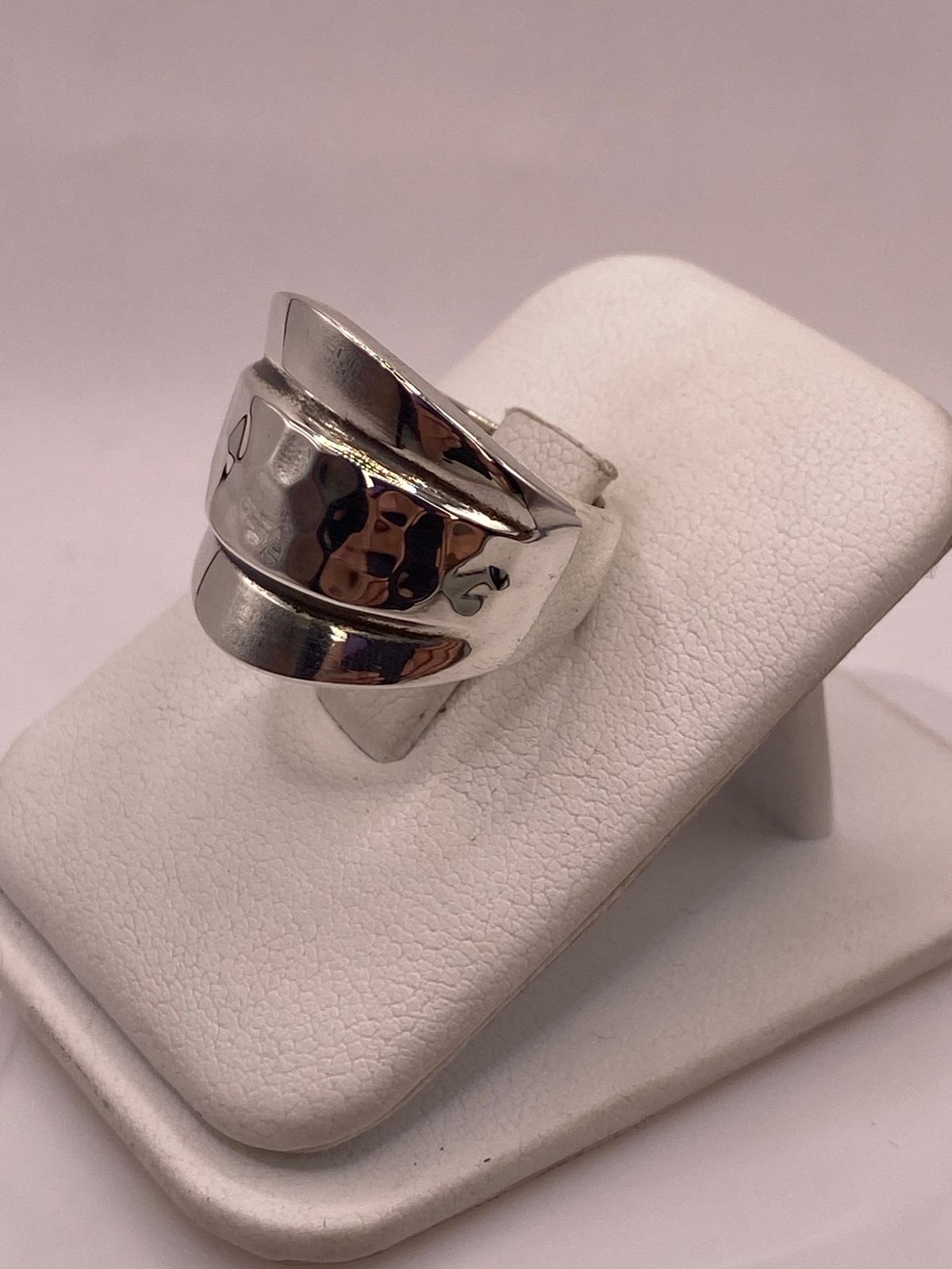ANILLO MODERNO DE PLATA LEY 925 CON DISEÑO ESCULTÓRICO