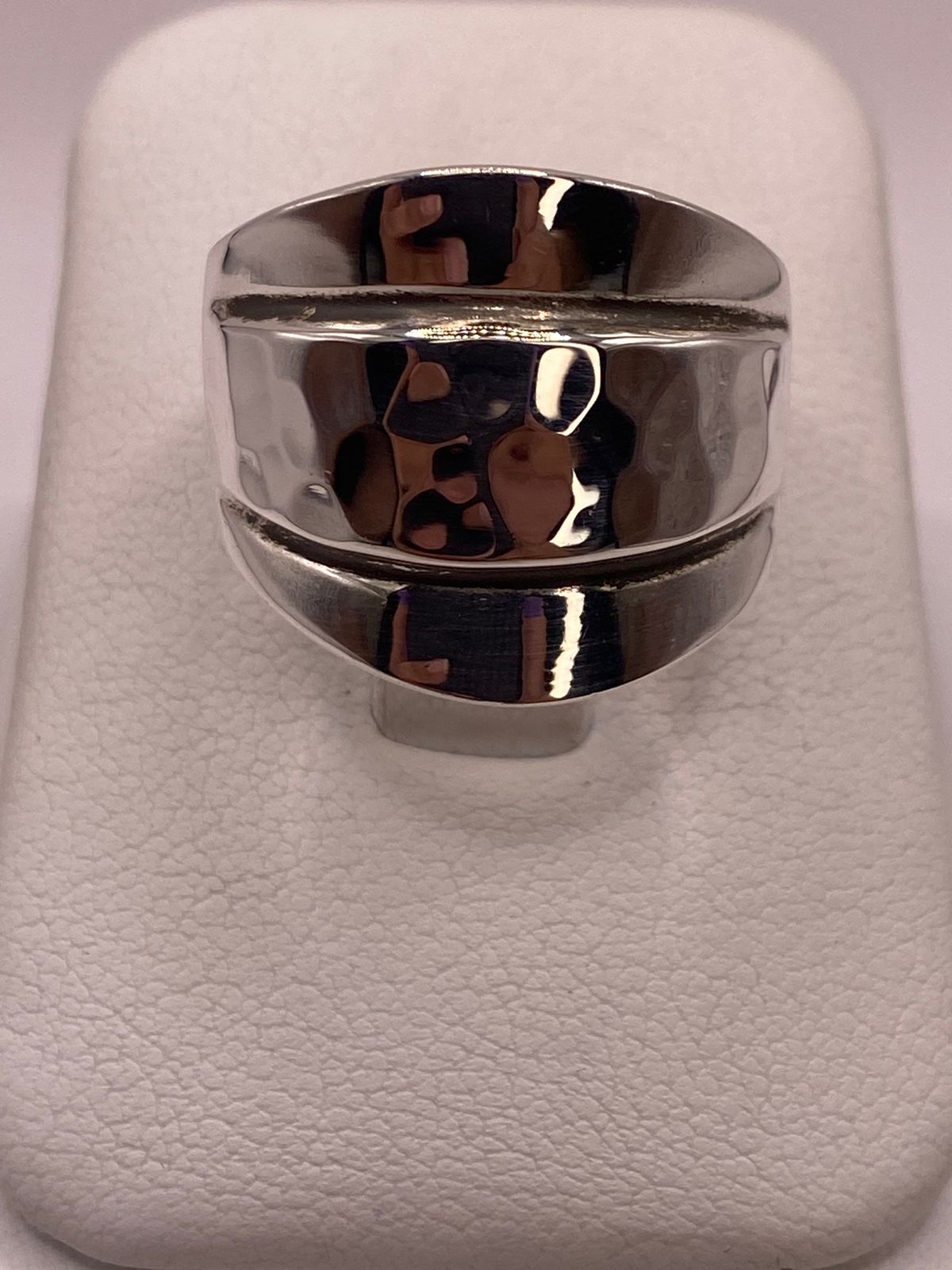 ANILLO MODERNO DE PLATA LEY 925 CON DISEÑO ESCULTÓRICO