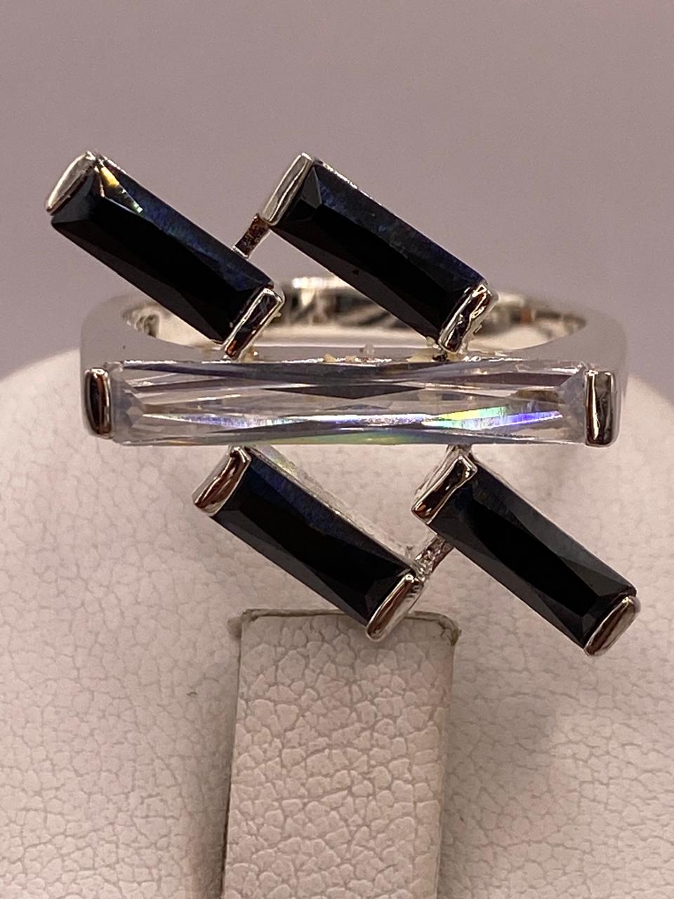 ANILLO MODERNO DE PLATA CON ZIRCONIAS  EN DISEÑO CRUZADO 💍✨🖤