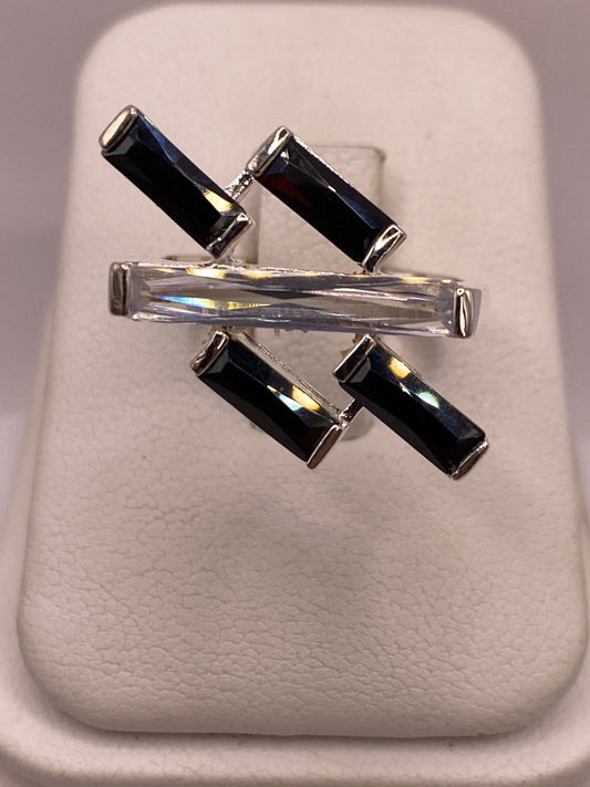 ANILLO MODERNO DE PLATA CON ZIRCONIAS  EN DISEÑO CRUZADO 💍✨🖤
