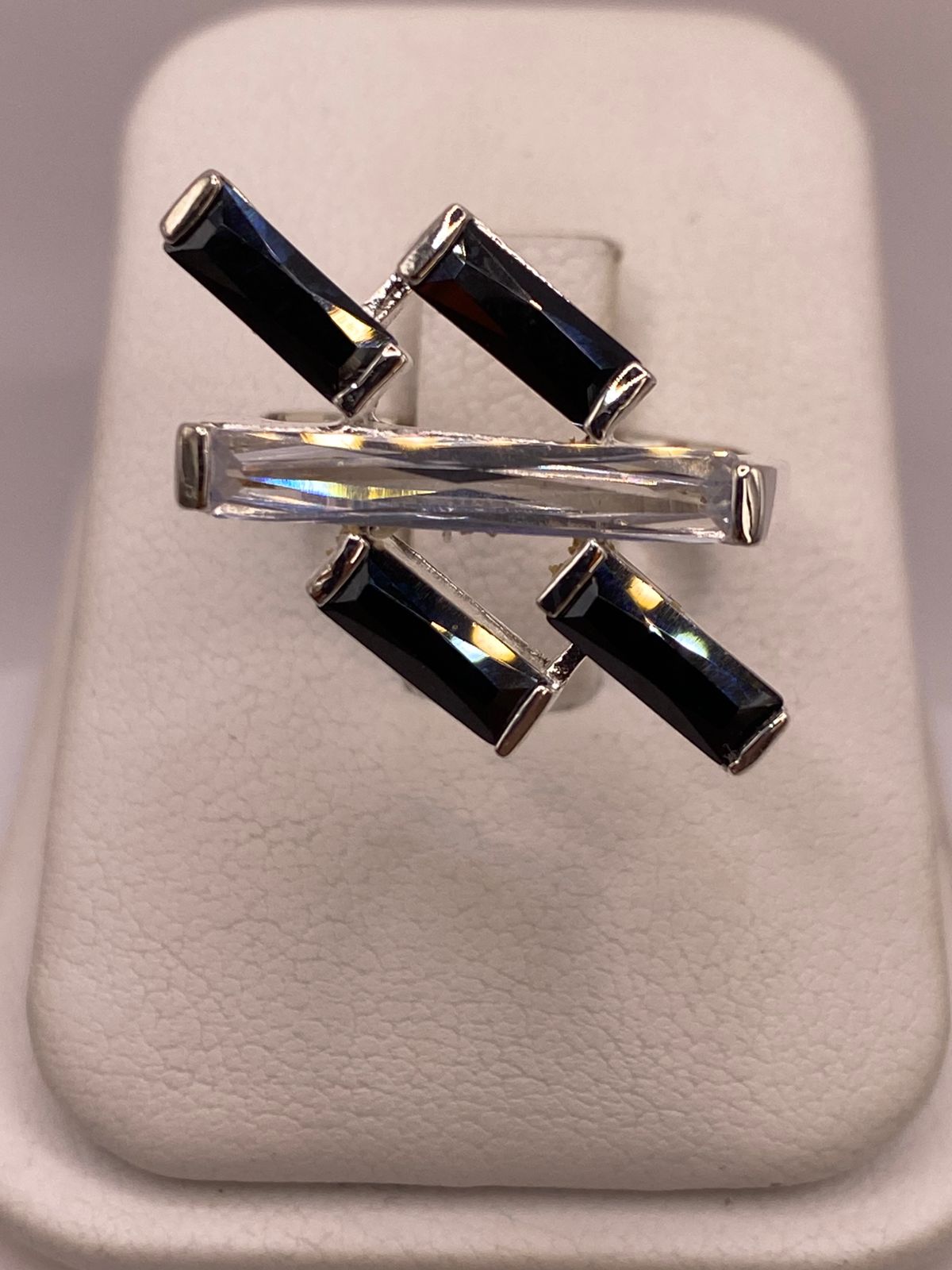 Anillo Moderno de Plata con Zirconias en Diseño Cruzado 💍✨🖤 — ángulo diagonal