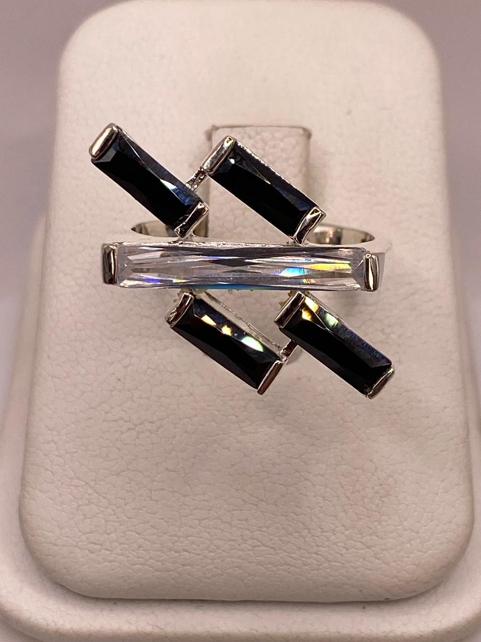 ANILLO MODERNO DE PLATA CON ZIRCONIAS  EN DISEÑO CRUZADO 💍✨🖤