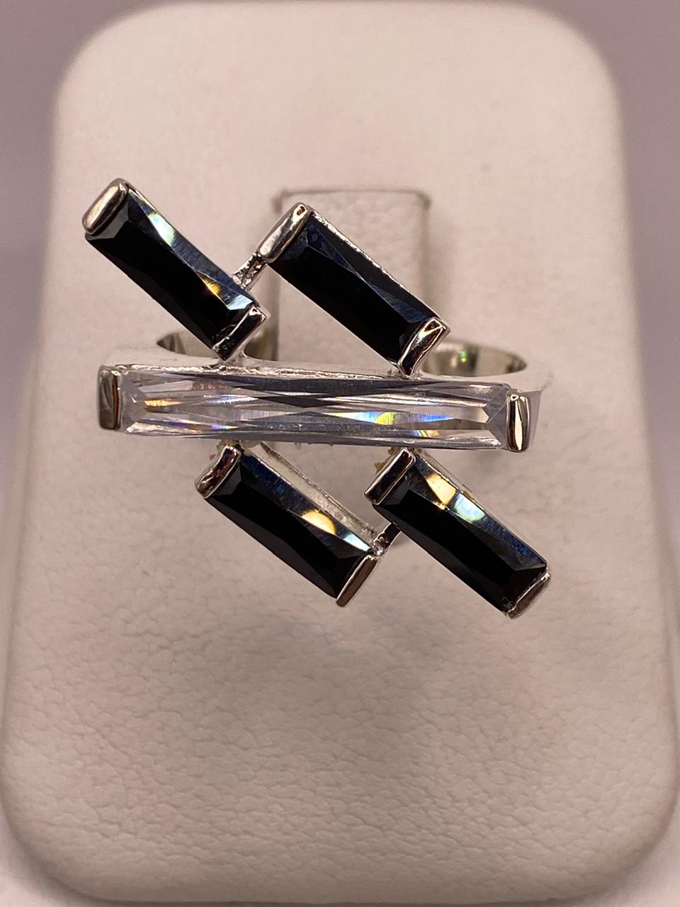 Anillo Moderno de Plata con Zirconias en Diseño Cruzado 💍✨🖤