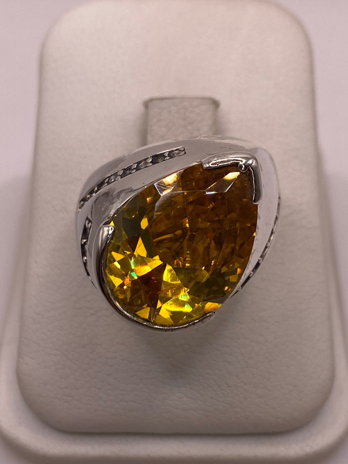 Anillo Moderno con Zirconia Amarilla Corte Gota en Plata Ley 925