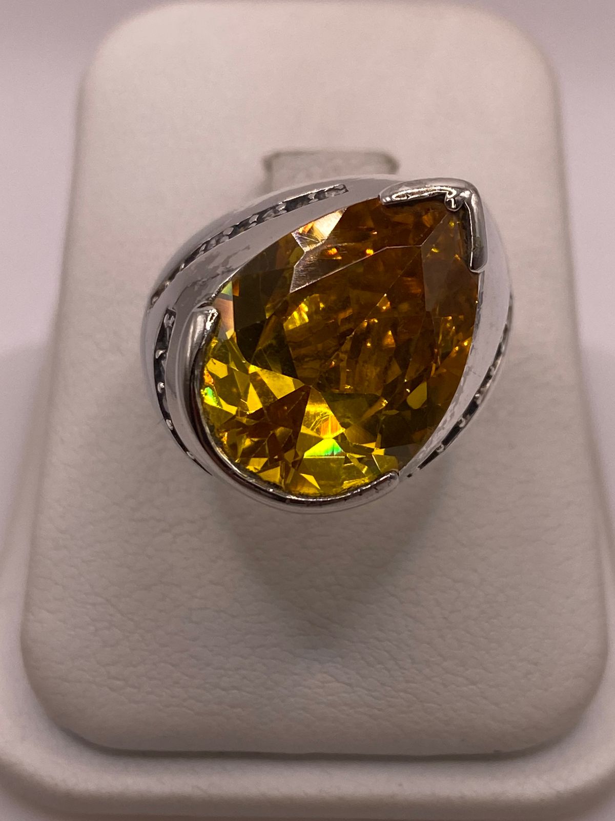 Anillo Moderno con Zirconia Amarilla Corte Gota en Plata Ley 925