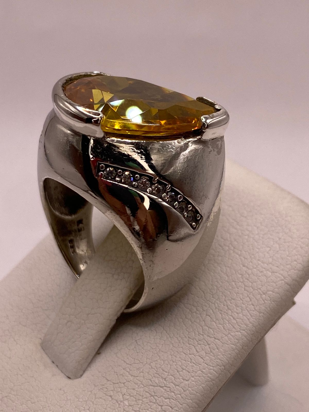 Anillo Moderno con Zirconia Amarilla Corte Gota en Plata Ley 925