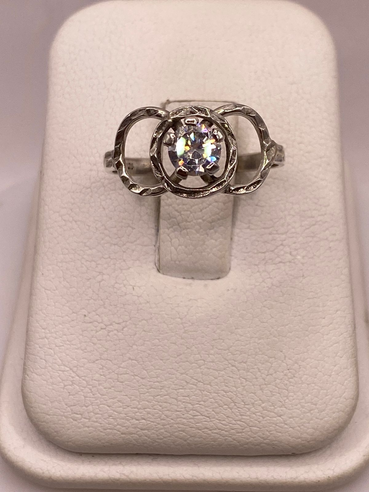 Anillo Moderno con Zirconia Brillante en Plata Ley 925 — ángulo diagonal