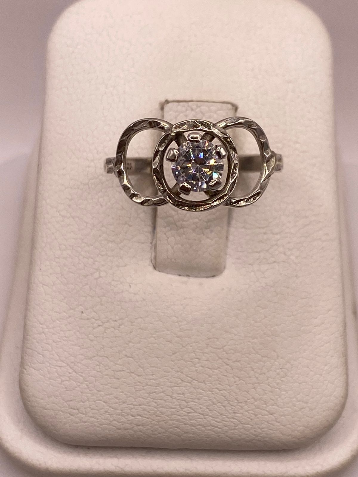 Anillo Moderno con Zirconia Brillante en Plata Ley 925, vista de detalle