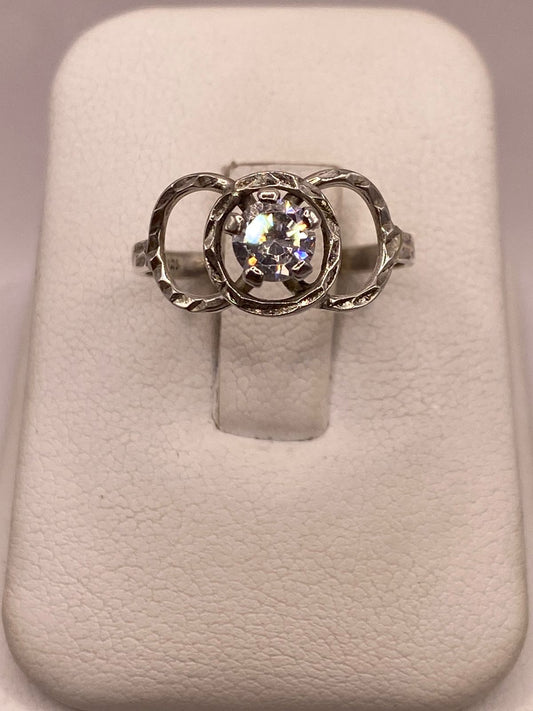 Anillo Moderno con Zirconia Brillante en Plata Ley 925 — ángulo diagonal